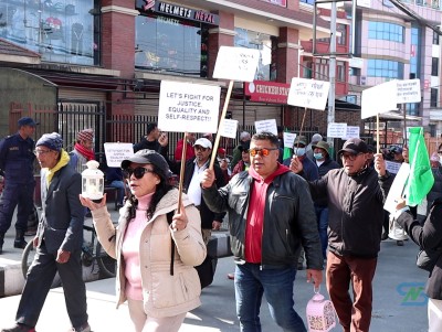  काठमाडौंका सडकमा दिउँसै लालटिन बालेपछि... [फोटो फिचर] 